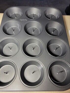 Chicago Metallic Surprise Filling 12-Cup Cupcake Pan